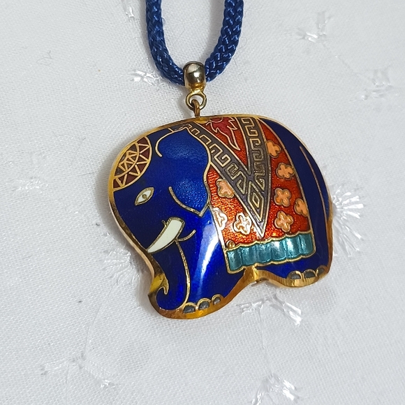 Vintage cloisonne blue elephant necklace - Picture 2 of 2
